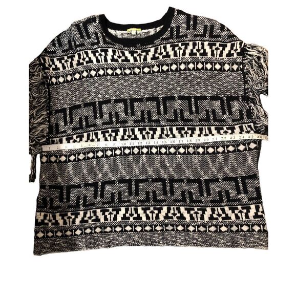 Poncho Gianni Bini Black and white oversized poncho style sweater with fringe si - Picture 11 of 15